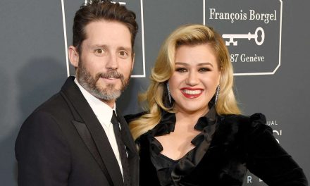 Kelly Clarkson Beri Pesan Haru Atas Meninggalnya Mantan Suami