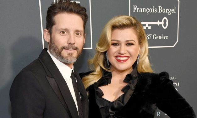 Kelly Clarkson Beri Pesan Haru Atas Meninggalnya Mantan Suami