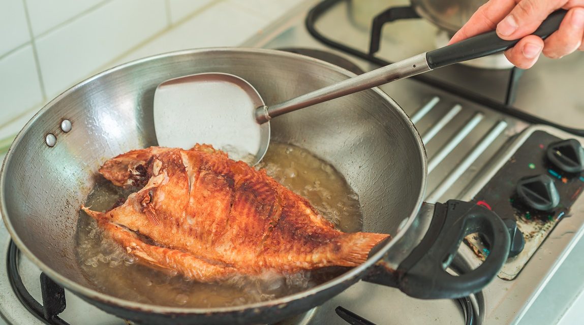 Cara Menggoreng Ikan Tanpa Meletup Pakai Tepung Terigu