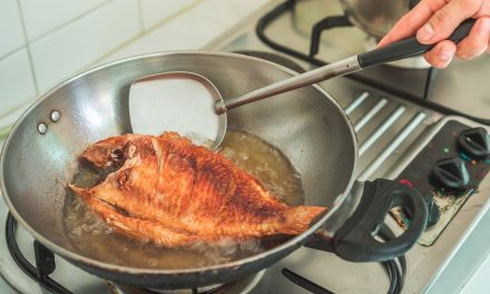 Cara Menggoreng Ikan Tanpa Meletup Pakai Tepung Terigu