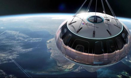 Balon Udara Raksasa Bawa Wisatawan Sipil Menuju Stratosfer