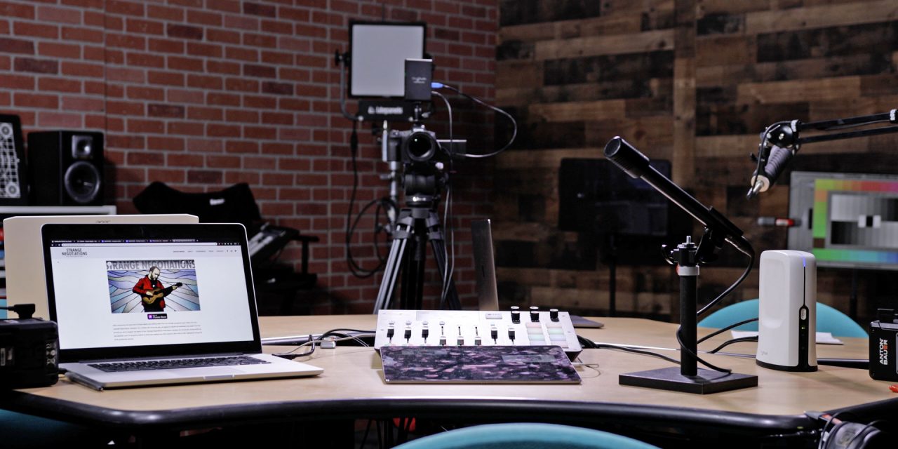 Penjualan Mikrofon Podcast Dan Lampu Studio Melonjak 200%
