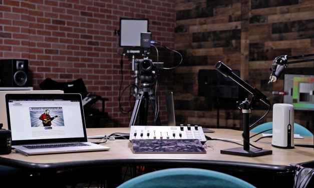 Penjualan Mikrofon Podcast Dan Lampu Studio Melonjak 200%