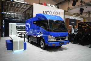 Mitsubishi Fuso Serahkan Truk Listrik eCanter Ke Kurir Nasional