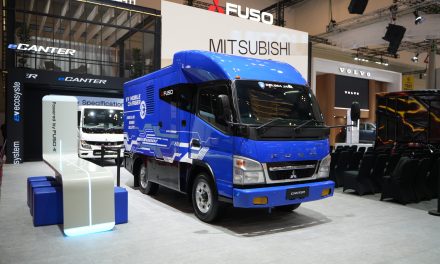 Mitsubishi Fuso Serahkan Truk Listrik eCanter Ke Kurir Nasional