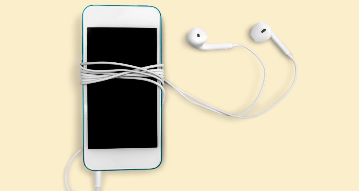 Trik Gulung Kabel Earphone Angka 8 Agar Tidak Mudah Kusut