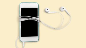 Trik Gulung Kabel Earphone Angka 8 Agar Tidak Mudah Kusut
