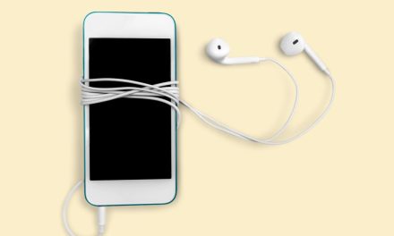 Trik Gulung Kabel Earphone Angka 8 Agar Tidak Mudah Kusut