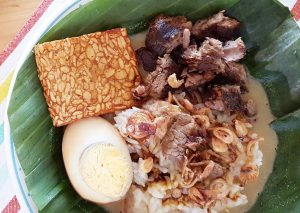 Nasi Gandul Khas Pati: Nasi Daging Berkuah Bumbu Kecap Kental
