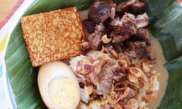 Nasi Gandul Khas Pati: Nasi Daging Berkuah Bumbu Kecap Kental